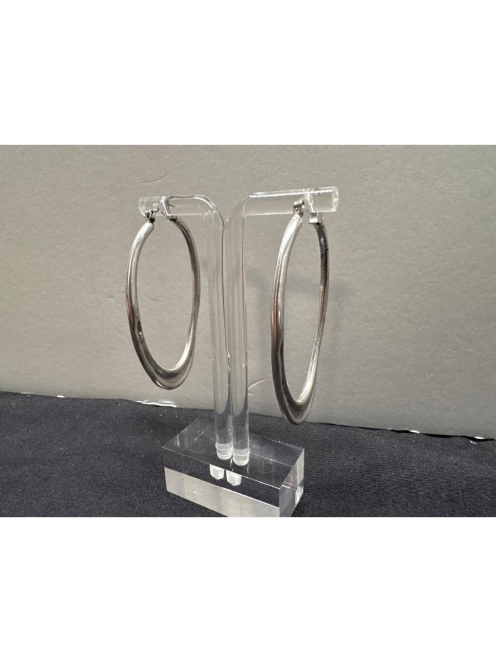 Unbranded Silver Oval Hoop Earrings 1.5 Inches Lightweight Polished Finish